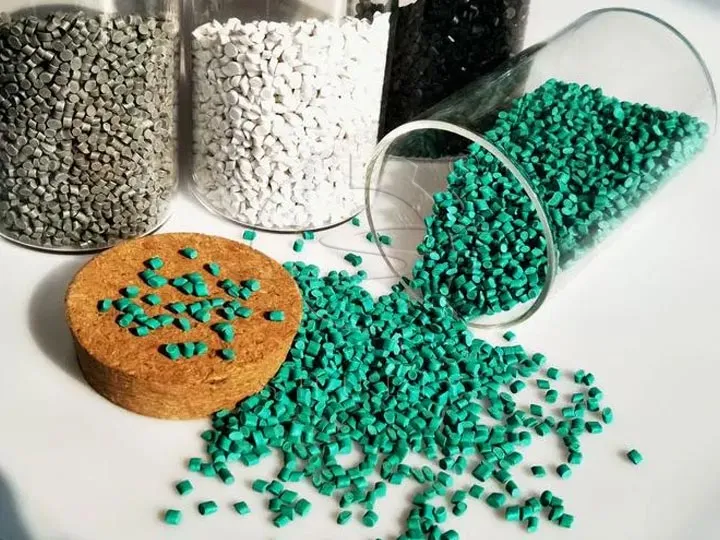 Why do plastic Dana machines yield unevenly colored pellets?